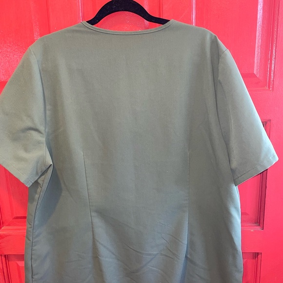 FIGS OLIVE GREEN LIMITED EDITION COLOR CATALINA SCRUB TOP IN XXL - Picture 2 of 6